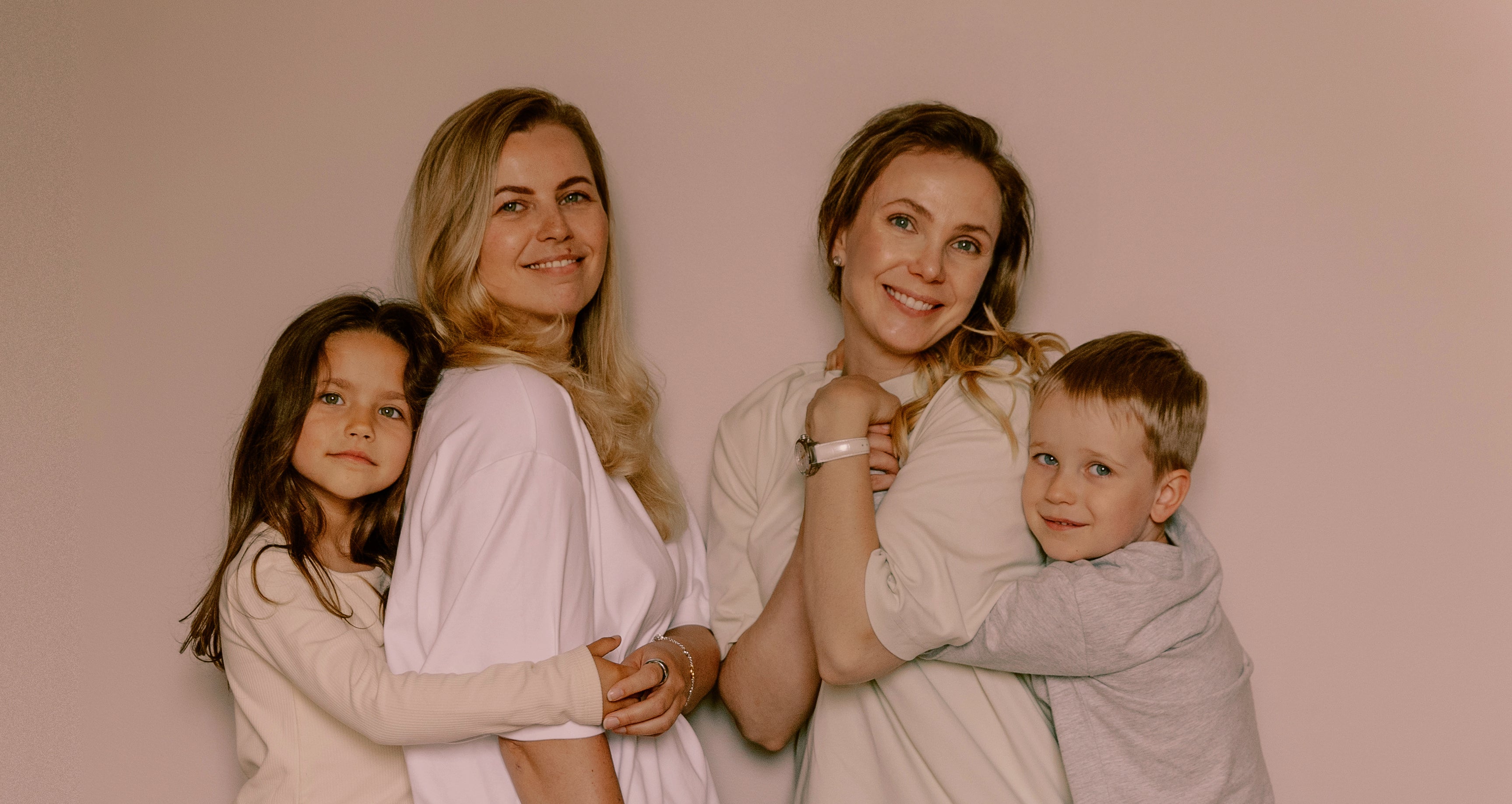 Fotosesija spēlei "Miega piedzīvojumu karte" — spēles autori kopā ar bērniem