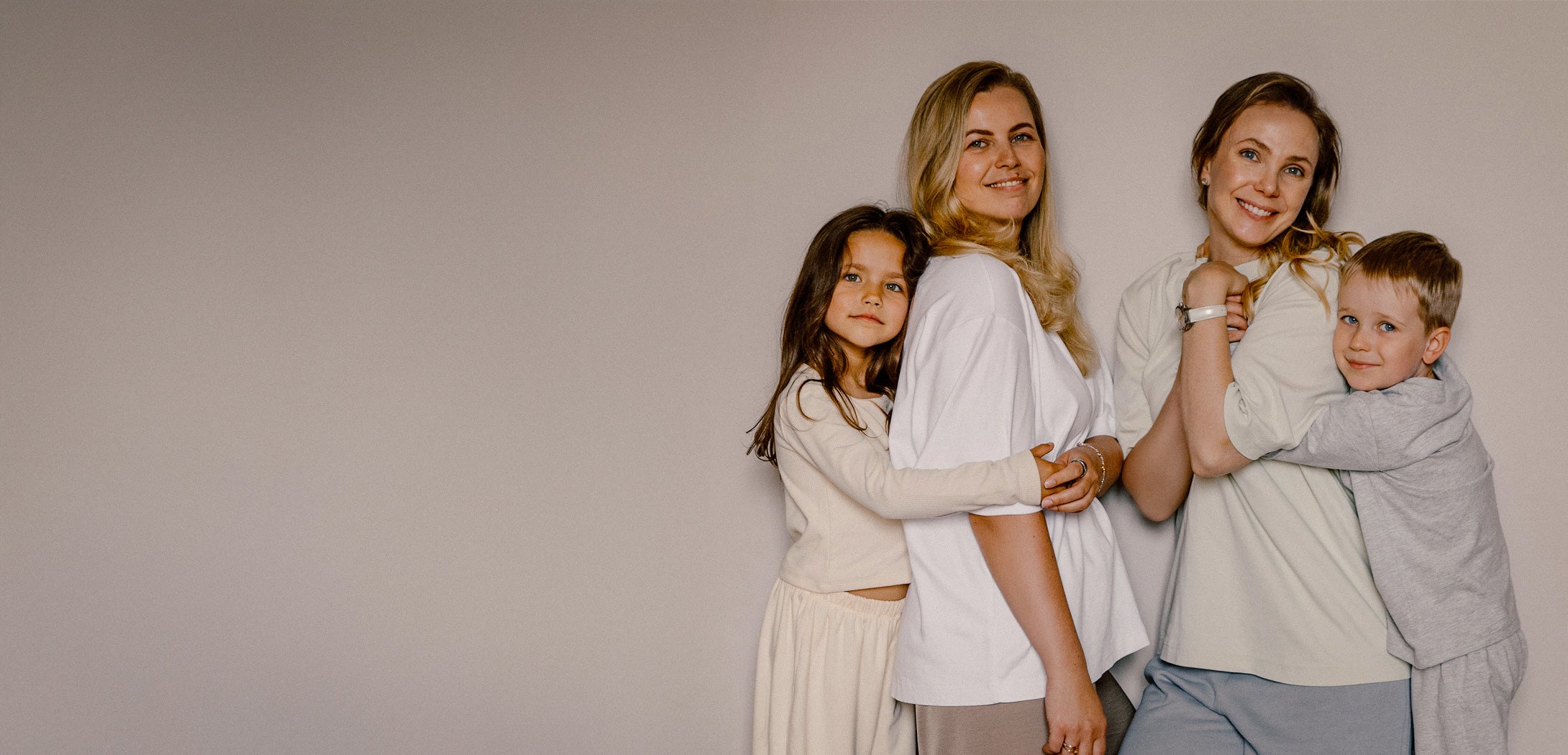 Fotosesija spēlei "Miega piedzīvojumu karte" — spēles autori kopā ar bērniem