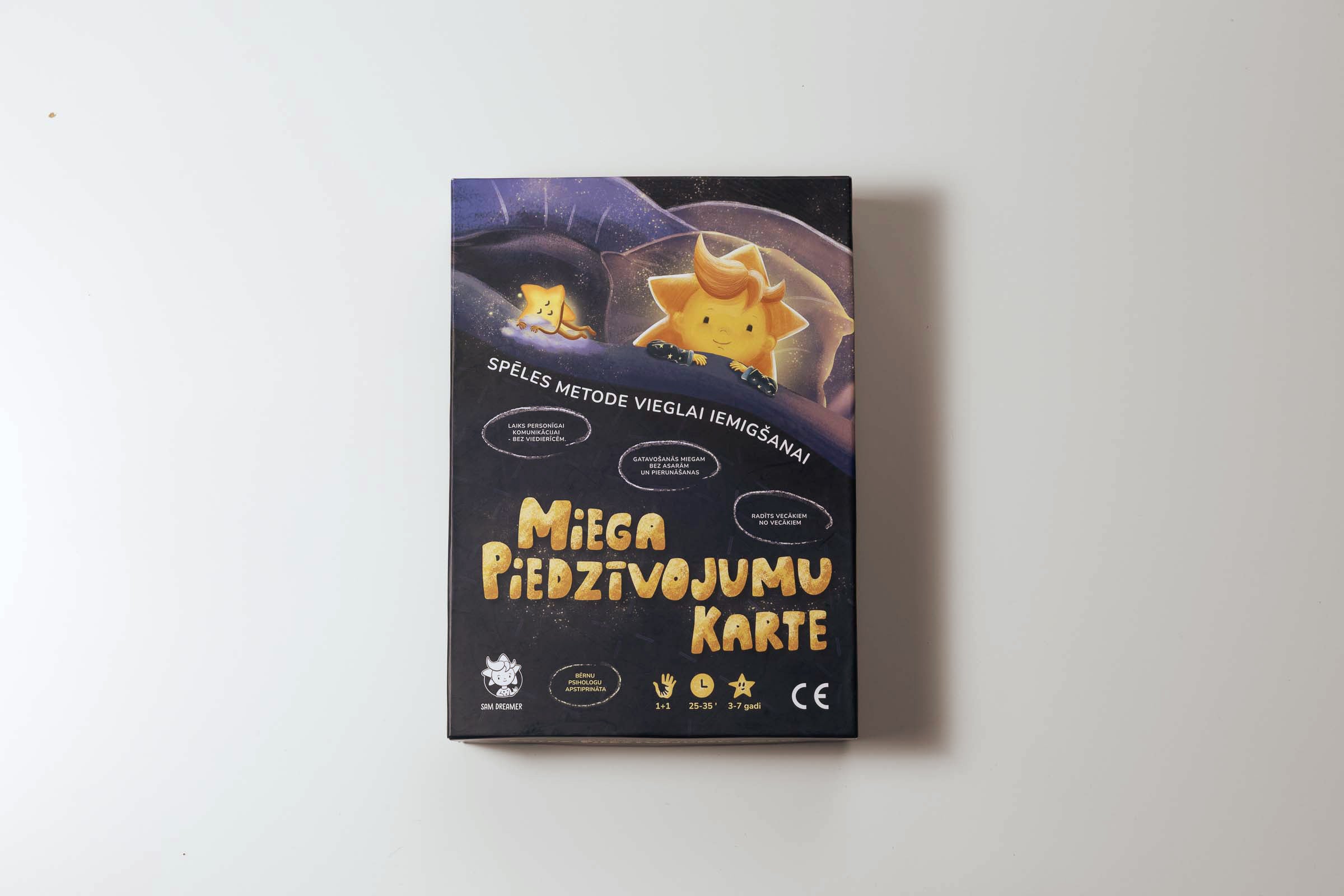 Miega piedzīvojumu kartes kastes latviešu versija — ģimenes galda spēle bērniem vakara rituālam, vieglākai iemigšanai un tuvības stiprināšanai ar vecākiem.